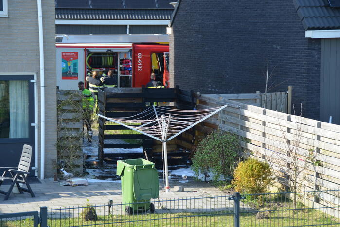 Containerbrand slaat over naar schutting