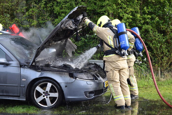 Auto zwaar beschadigd vanwege brand