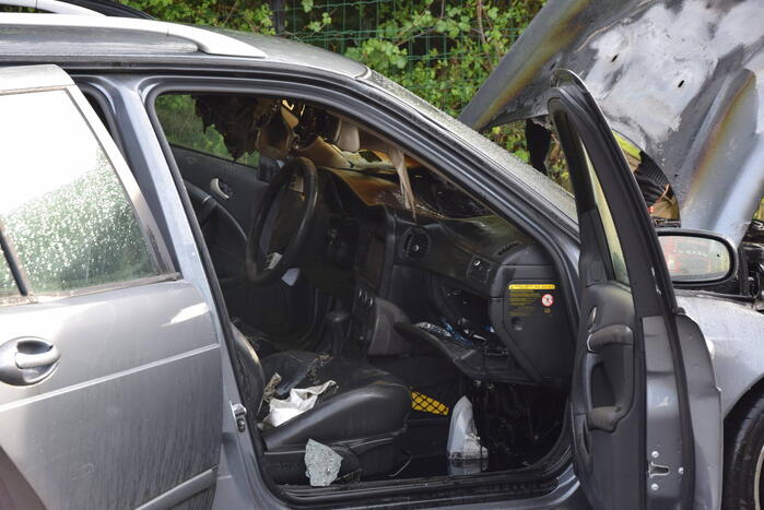 Auto zwaar beschadigd vanwege brand