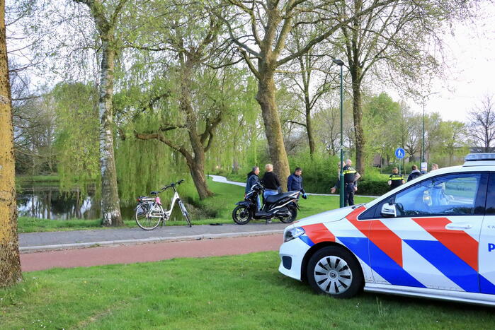 Scooterrijder botst boven op lantaarnpaal