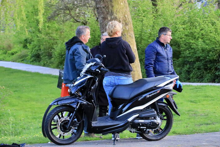 Scooterrijder botst boven op lantaarnpaal