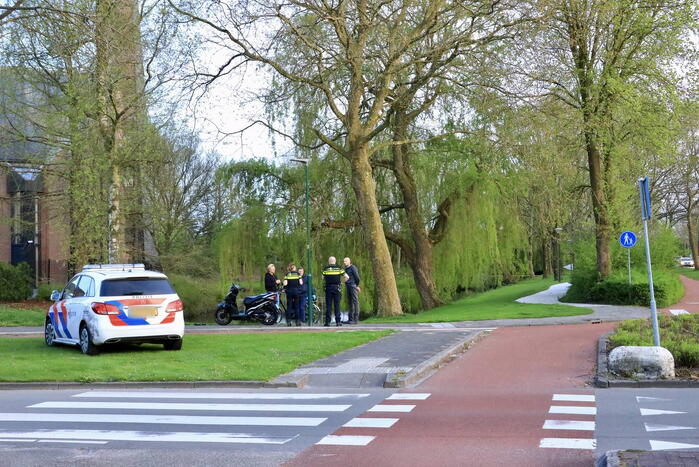 Scooterrijder botst boven op lantaarnpaal