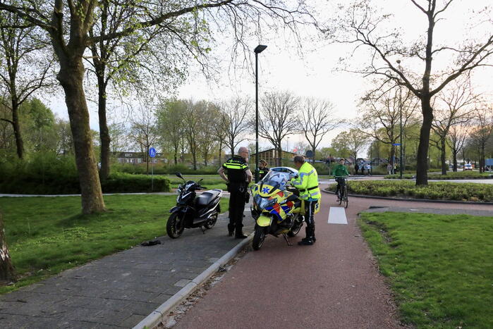 Scooterrijder botst boven op lantaarnpaal