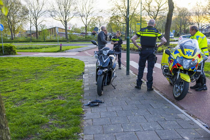 Scooterrijder botst boven op lantaarnpaal