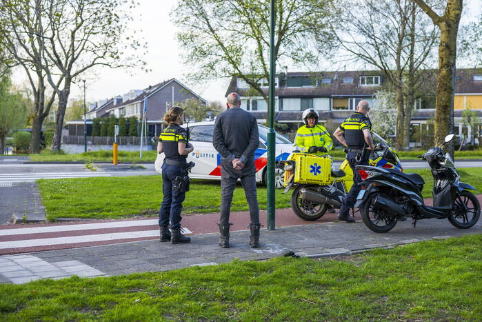 Scooterrijder botst boven op lantaarnpaal