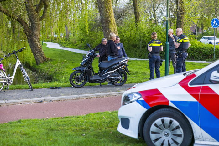 Scooterrijder botst boven op lantaarnpaal