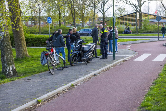 Scooterrijder botst boven op lantaarnpaal