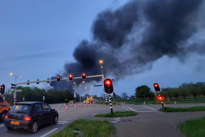 Uitslaande brand in loods bouwbedrijf