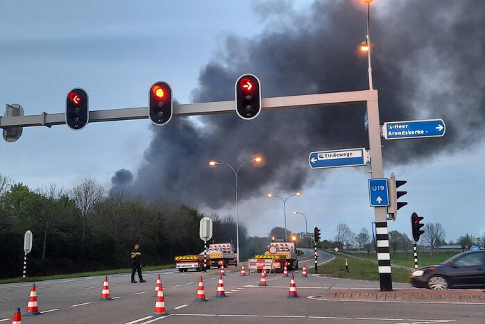 Uitslaande brand in loods bouwbedrijf