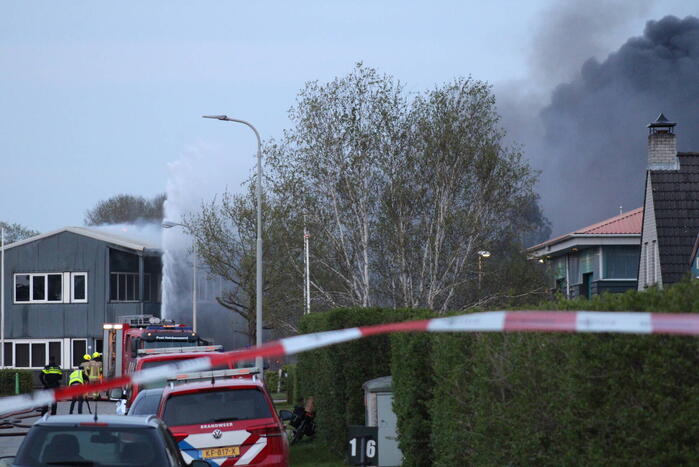Uitslaande brand in loods bouwbedrijf