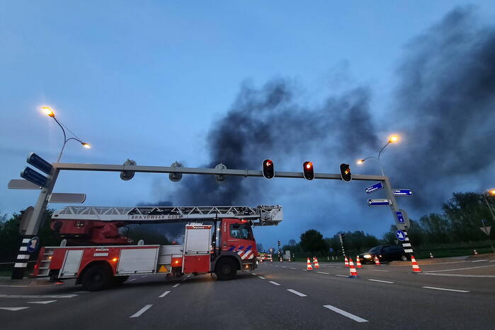 Uitslaande brand in loods bouwbedrijf