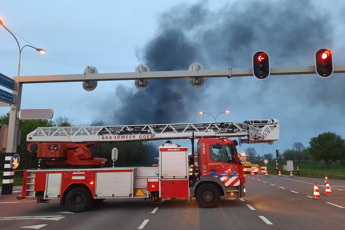 Uitslaande brand in loods bouwbedrijf