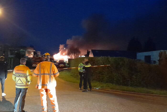 Uitslaande brand in loods bouwbedrijf