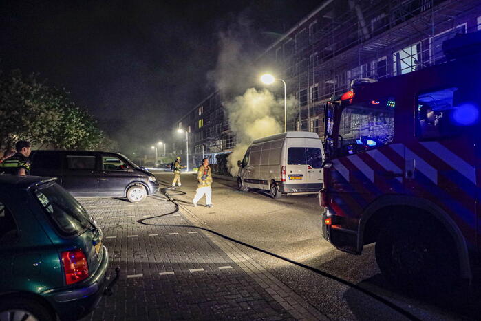 Brand in geparkeerde bestelbus snel geblust