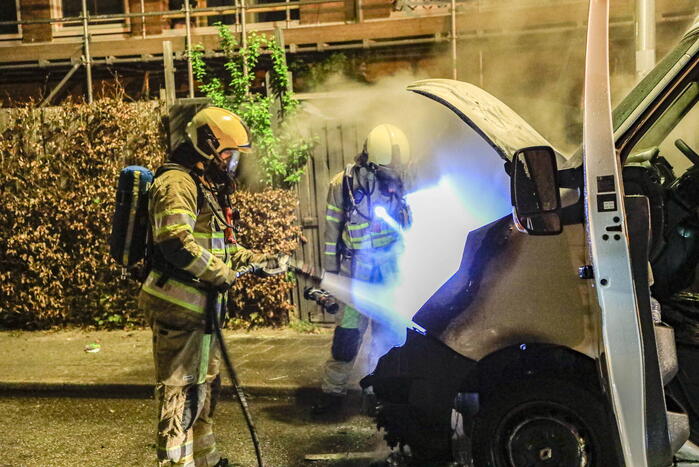 Brand in geparkeerde bestelbus snel geblust