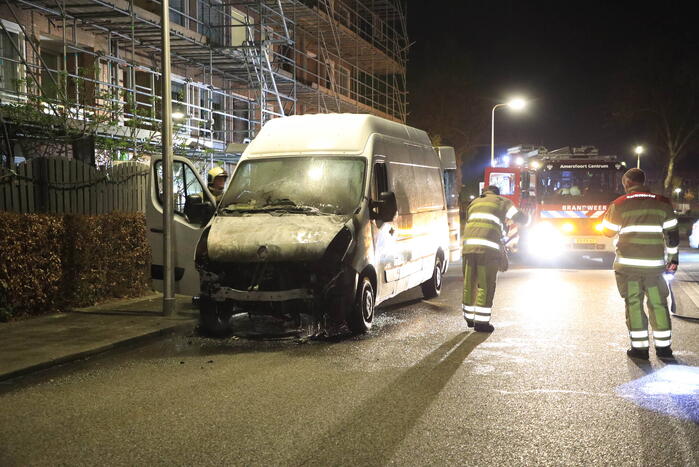 Brand in geparkeerde bestelbus snel geblust