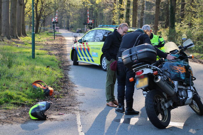Motorrijder gecontroleerd door ambulancemedewerker