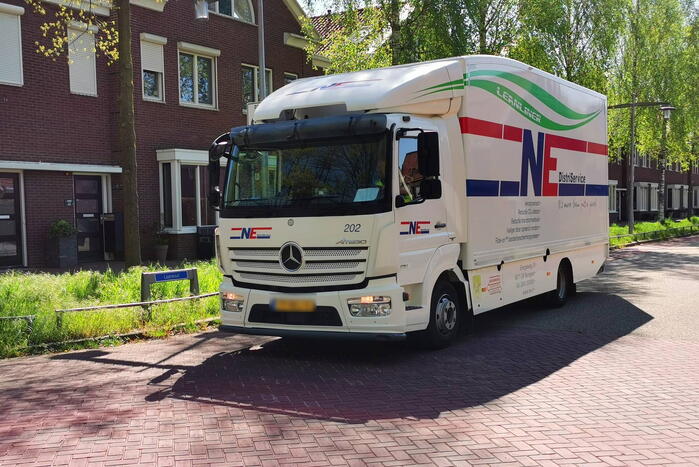 Bestuurder vrachtwagen slaat op de vlucht na aanrijding