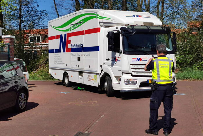 Bestuurder vrachtwagen slaat op de vlucht na aanrijding