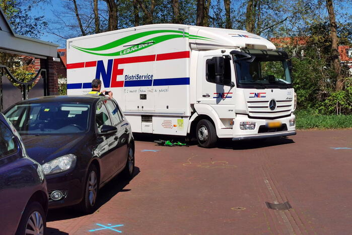 Bestuurder vrachtwagen slaat op de vlucht na aanrijding