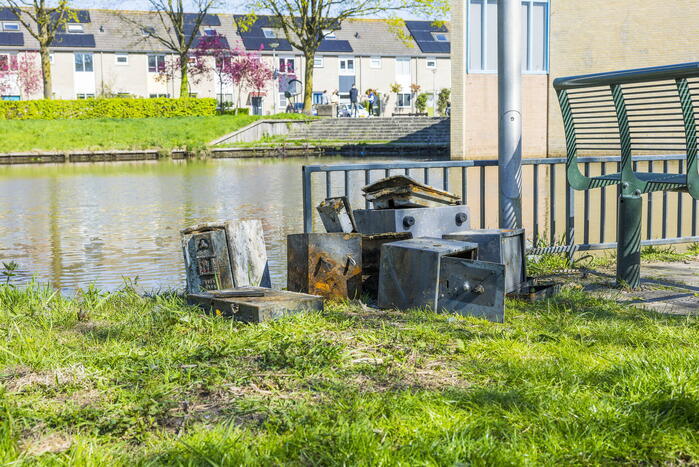 Meerdere verroeste kluizen uit vijver gehaald