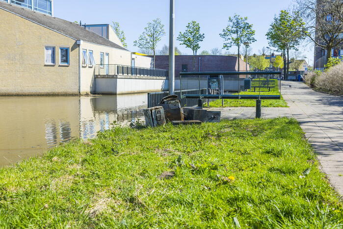 Meerdere verroeste kluizen uit vijver gehaald