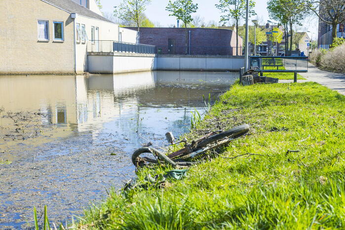 Meerdere verroeste kluizen uit vijver gehaald