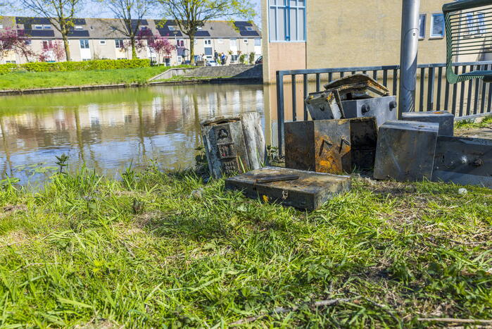Meerdere verroeste kluizen uit vijver gehaald