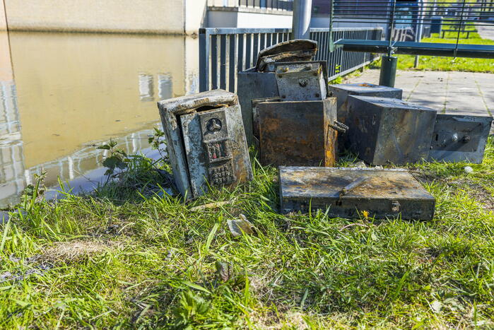 Meerdere verroeste kluizen uit vijver gehaald