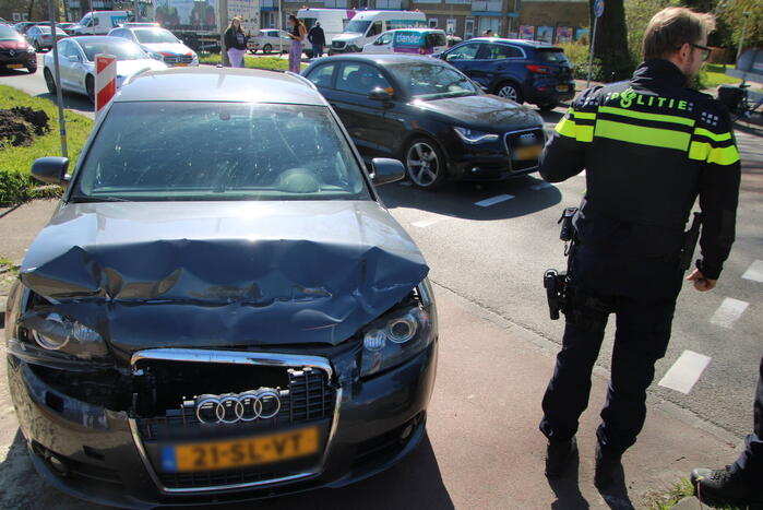 Bestuurder van Audi botst vol op aanhanger
