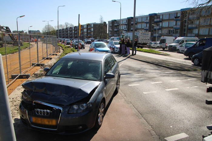 Bestuurder van Audi botst vol op aanhanger