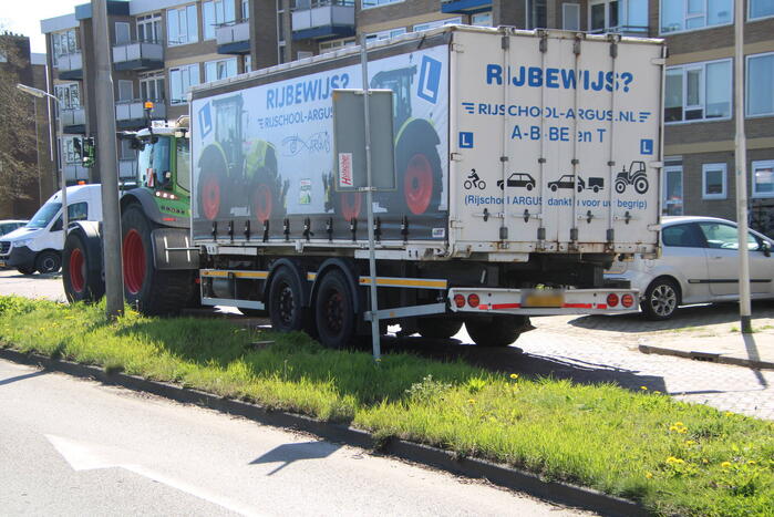 Bestuurder van Audi botst vol op aanhanger