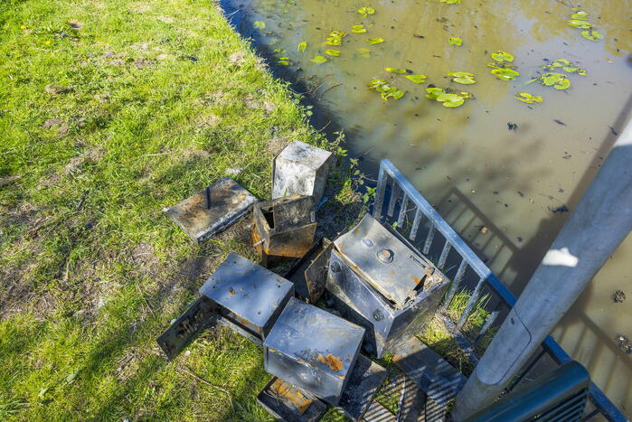 Meerdere verroeste kluizen uit vijver gehaald