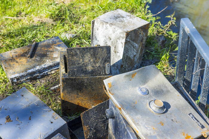 Meerdere verroeste kluizen uit vijver gehaald