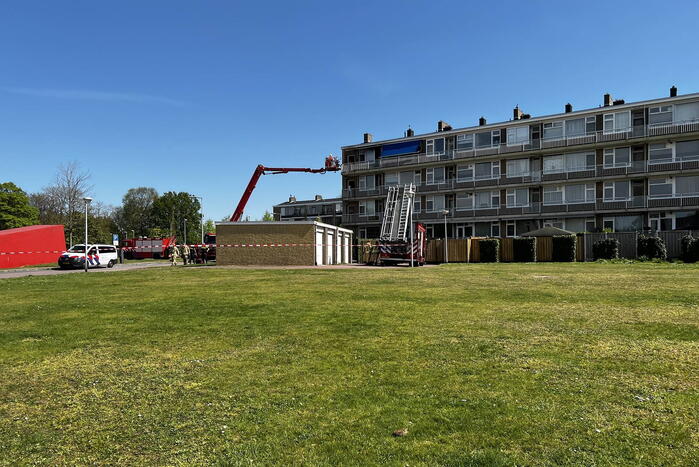 Dikke zwarte rookwolken uit de flatwoning