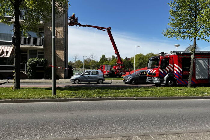 Dikke zwarte rookwolken uit de flatwoning