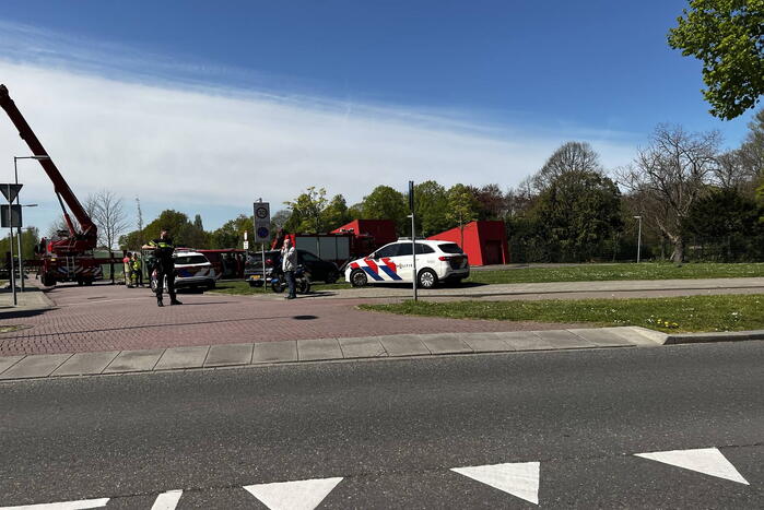 Dikke zwarte rookwolken uit de flatwoning