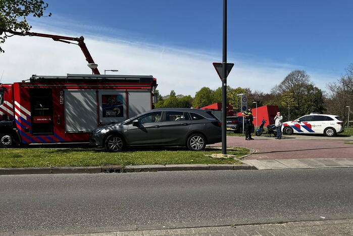 Dikke zwarte rookwolken uit de flatwoning