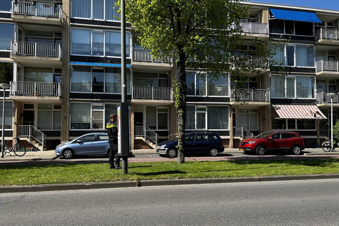 Dikke zwarte rookwolken uit de flatwoning
