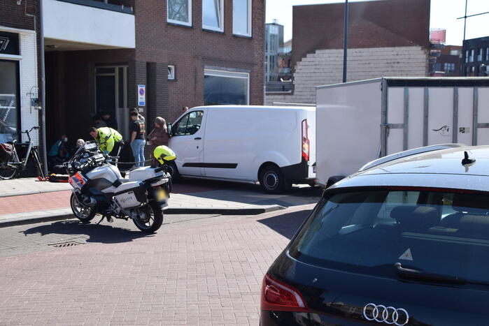 Scooter vliegt over motorkap van bestelbus