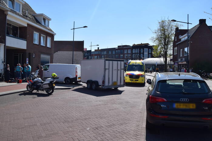 Scooter vliegt over motorkap van bestelbus