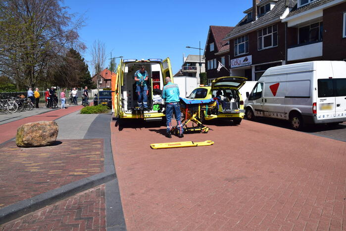 Scooter vliegt over motorkap van bestelbus