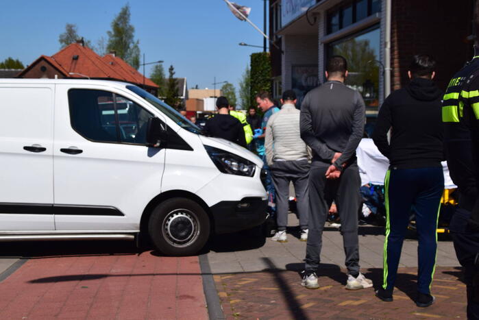 Scooter vliegt over motorkap van bestelbus