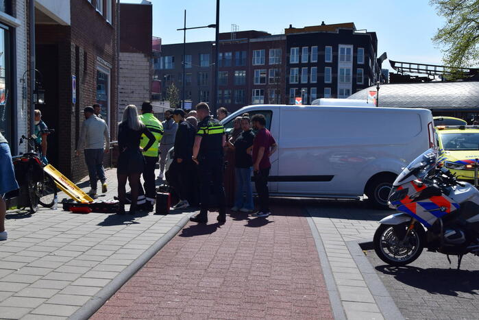 Scooter vliegt over motorkap van bestelbus