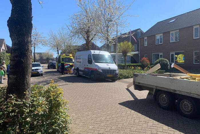 Fietsster botst tegen openslaande deur van geparkeerde auto