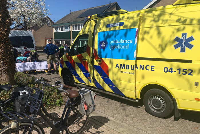 Fietsster botst tegen openslaande deur van geparkeerde auto