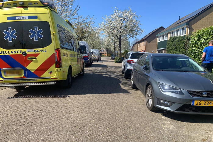 Fietsster botst tegen openslaande deur van geparkeerde auto