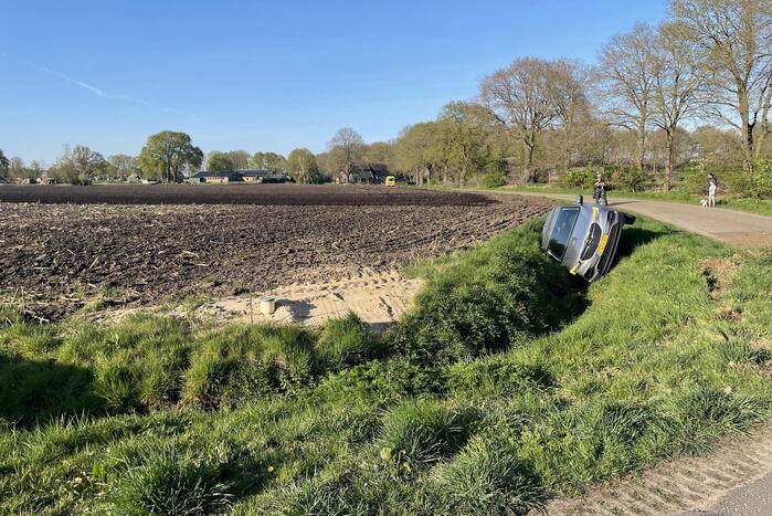 Personenauto belandt in greppel na ongeval