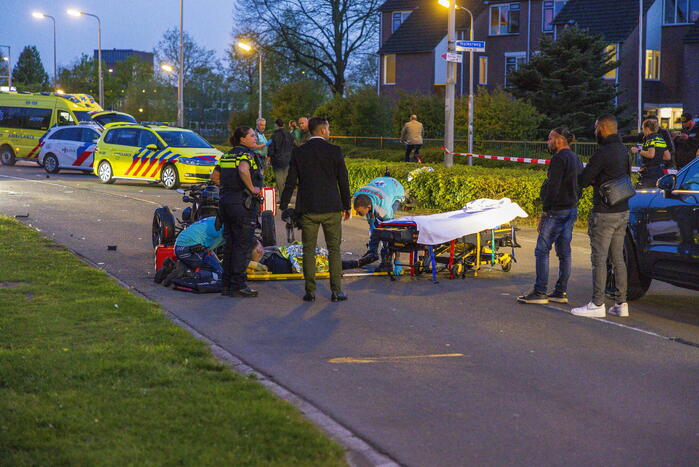 Driewielmotor op de kop na botsing met lantaarnpaal