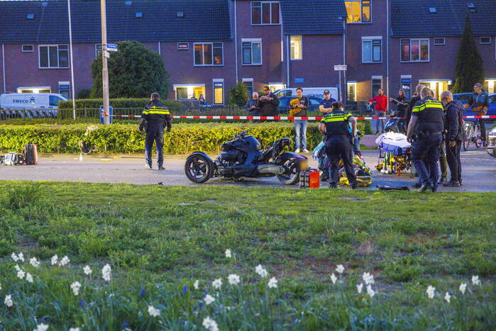 Driewielmotor op de kop na botsing met lantaarnpaal
